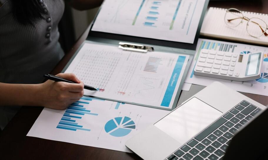 Kredyt obrotowy a inwestycje krótkoterminowe – jak efektywnie zarządzać środkami?