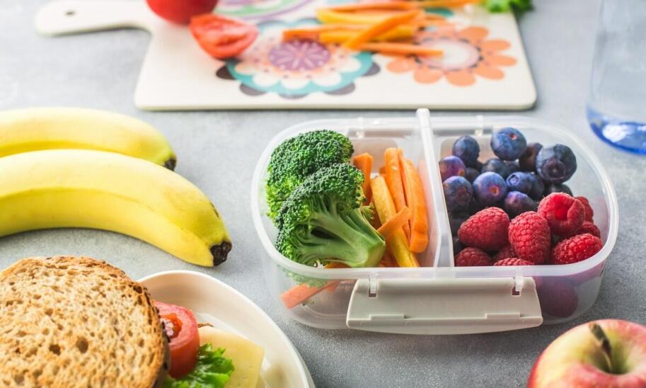 Menu na imprezy rodzinne – jakie potrawy proponujemy dla najmłodszych gości?