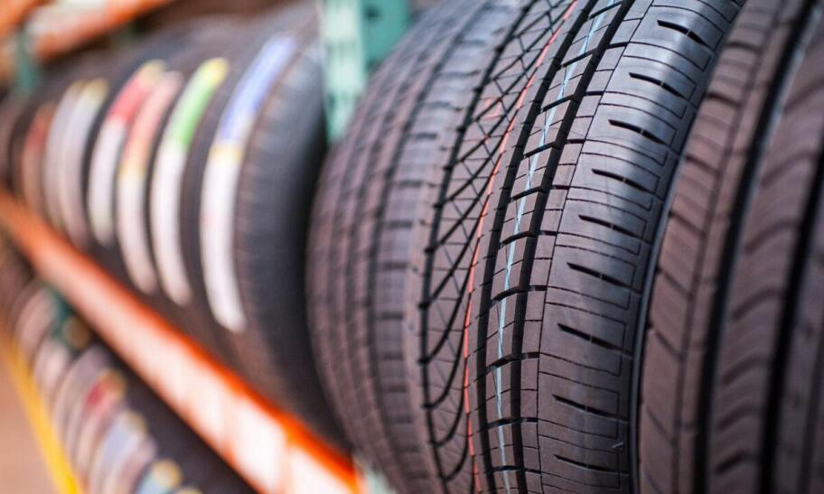 Jakie są różnice między oponami letnimi a całorocznymi w rozmiarze 195 50 r15?