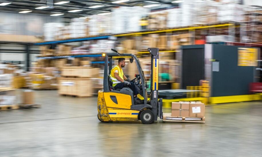 Jakie są główne zalety napędu spalinowego w używanych wózkach Linde?