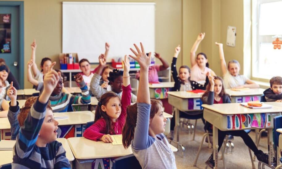 Jak edukacja dwujęzyczna wpływa na pewność siebie uczniów?