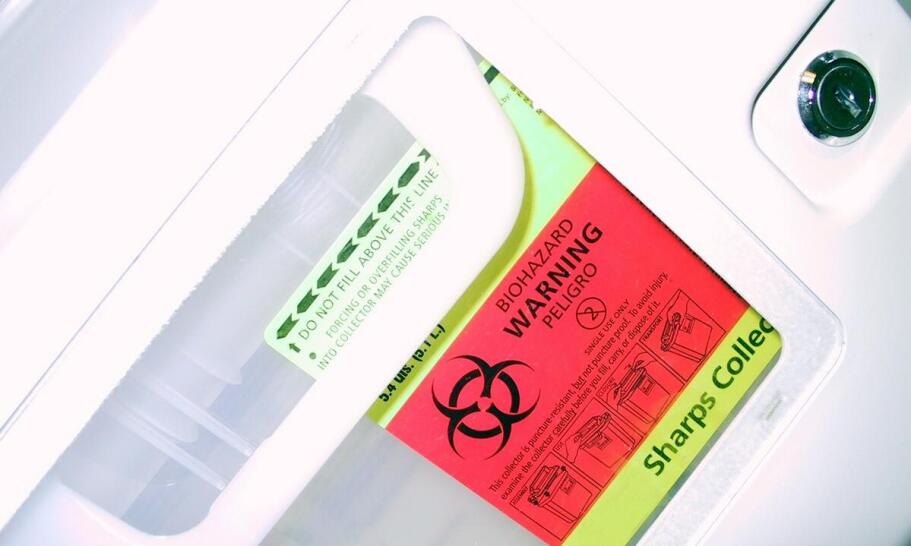 Jakie są kroki do bezpiecznego odłączenia akumulatora w pojeździe?