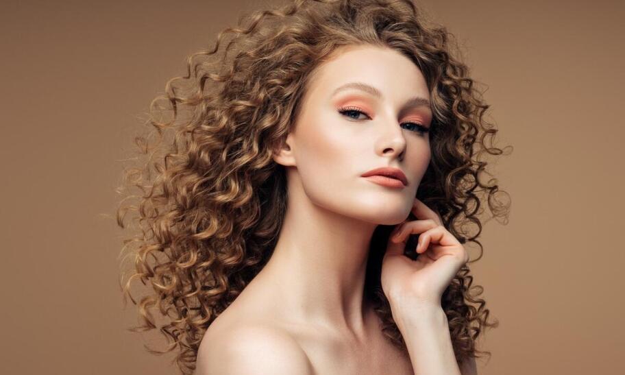 Nowoczesne fryzury dla osób z kręconymi włosami - inspiracje i porady