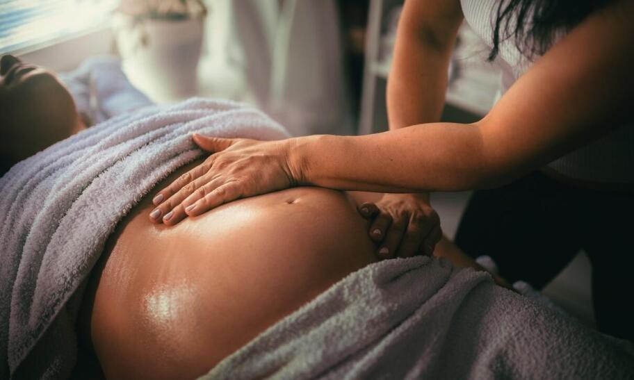 Masaż relaksacyjny dla kobiet w ciąży: Bezpieczne techniki i korzyści