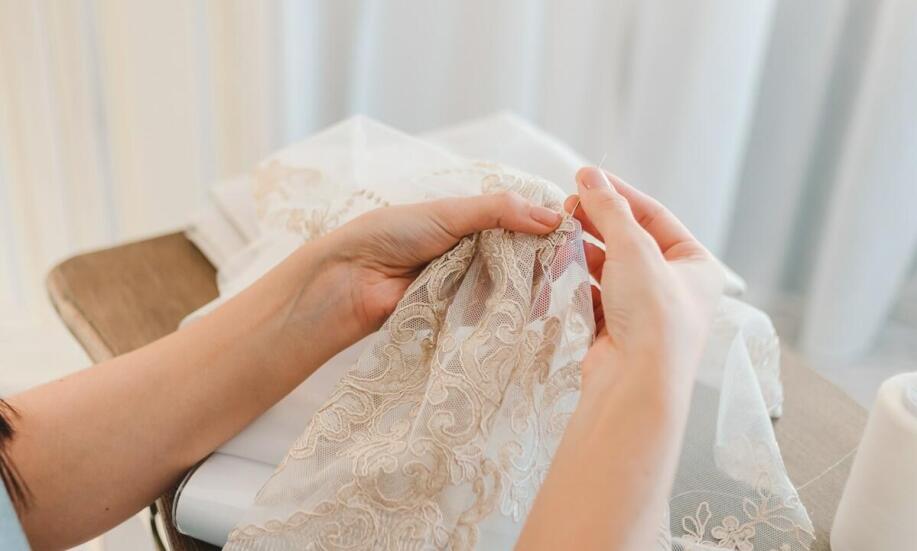 Szycie firan na wymiar – jak idealnie dopasować dekoracje okienne do wnętrza?