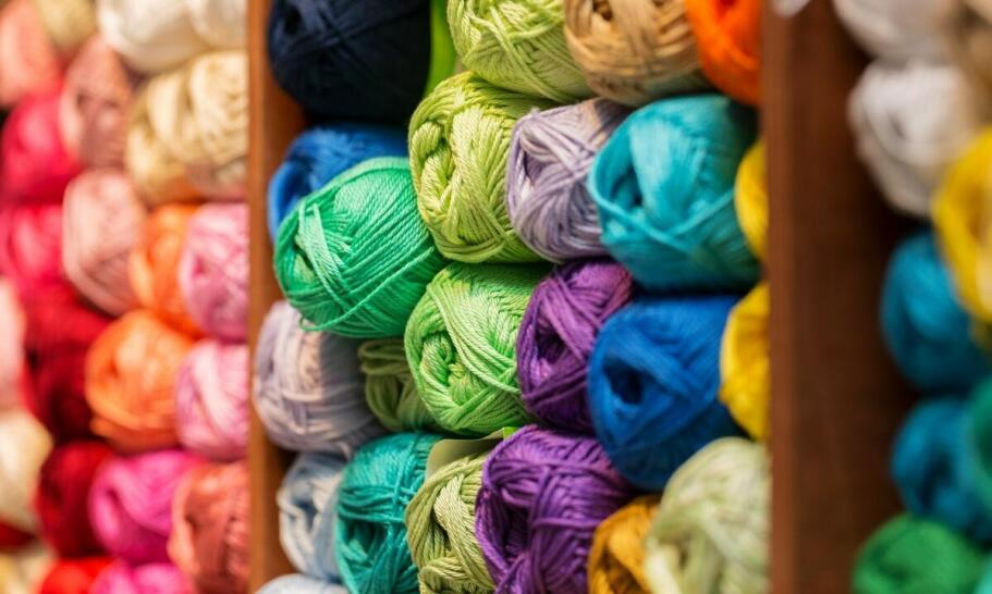 Włóczka do szydełkowania – jakie materiały są najbardziej trwałe?