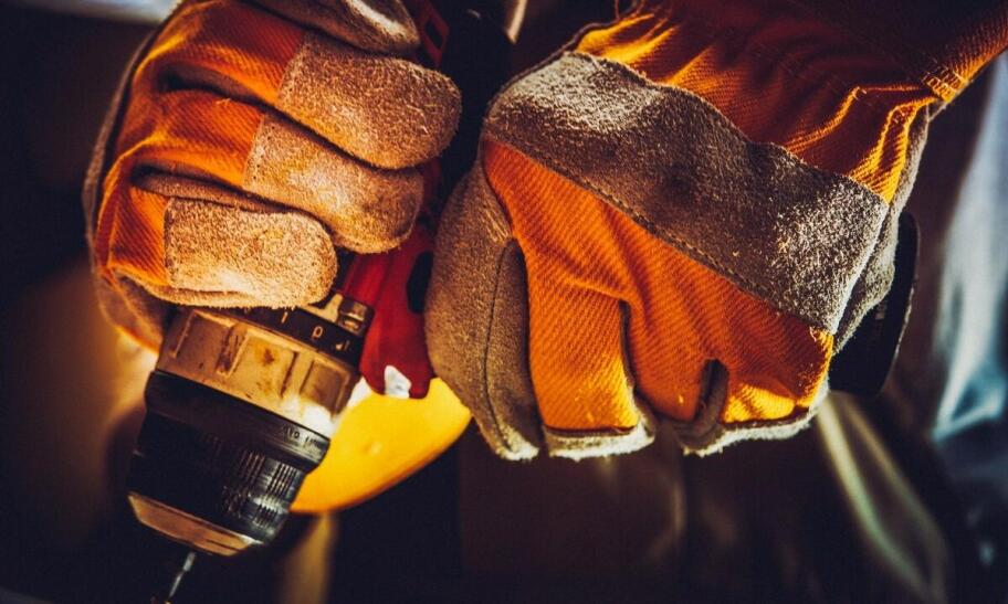 Personalizacja kurtek roboczych – jak dostosować je do potrzeb firmy?