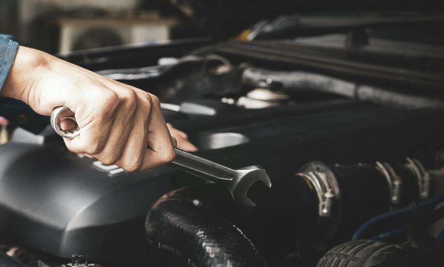 Kiedy należy rozważyć naprawę haka holowniczego, a kiedy jego wymianę?