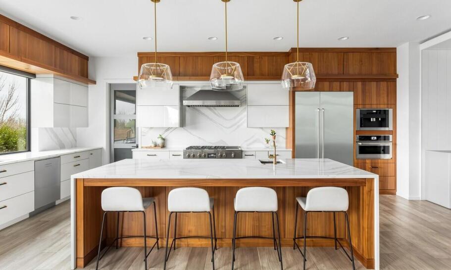 Jak meble kuchenne na wymiar mogą zwiększyć funkcjonalność małej kuchni?