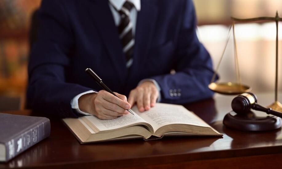 Kiedy warto skorzystać z usług kancelarii notarialnej przy zawieraniu umowy darowizny?