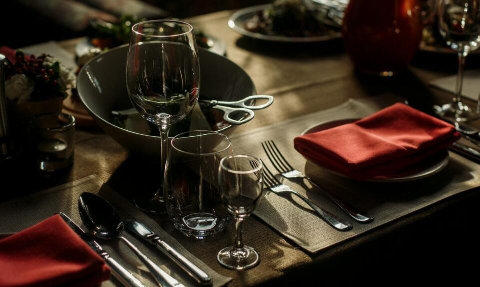 Organizacja przyjęć okolicznościowych z cateringiem – zalety profesjonalnej obsługi