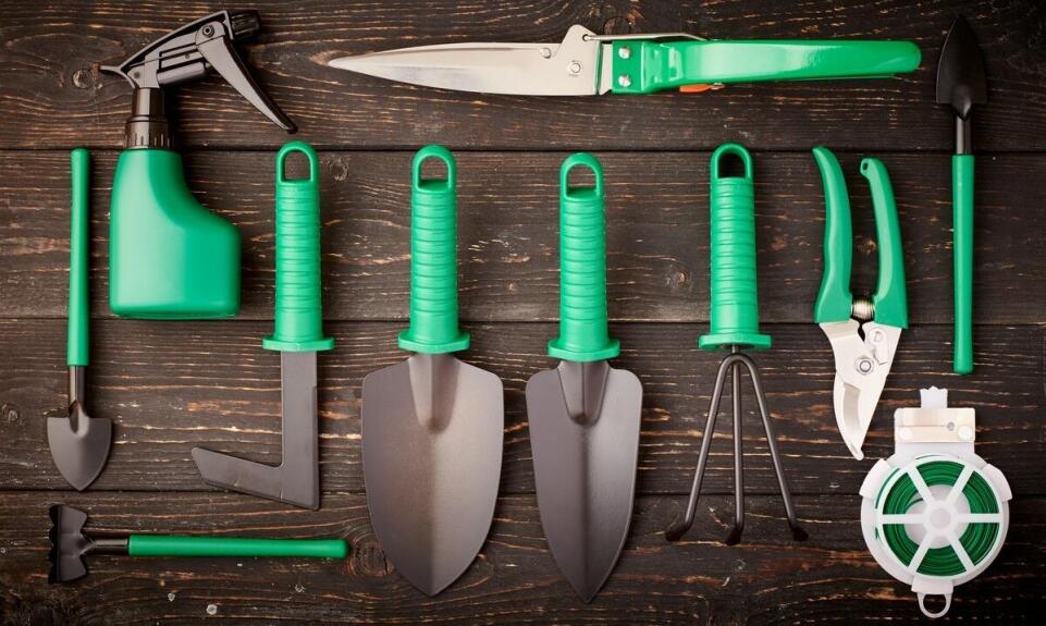 Jakie akcesoria ogrodnicze pomogą w tworzeniu pięknych rabat kwiatowych?