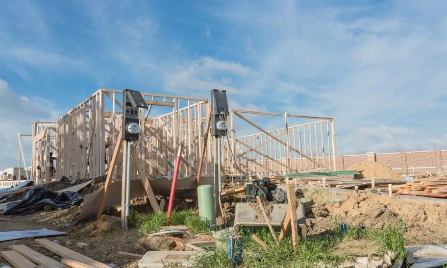 Zadaszenie tarasu a ochrona przed deszczem – kluczowe aspekty konstrukcyjne