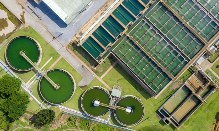 Jak korytka betonowe wpływają na zarządzanie wodami opadowymi w parkach miejskich?