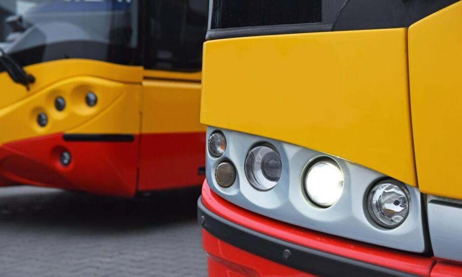 Wynajem autobusów na wycieczki firmowe: Co oferuje transport busowy z Warszawy?