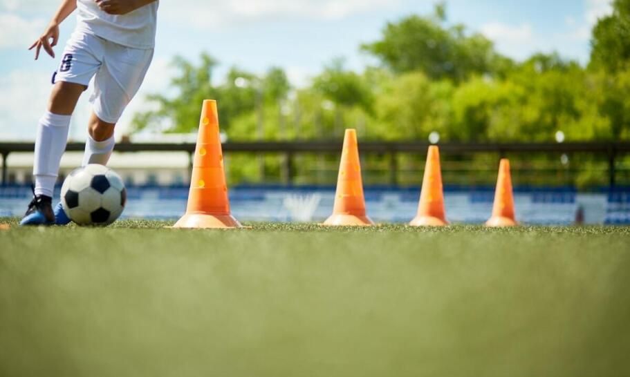 Jakie programy rozwoju umiejętności oferuje szkółka piłkarska na Gocławiu dla przedszkolaków?