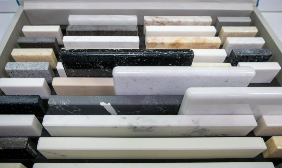 Blaty łazienkowe a higiena - jak zapewnić czystość i trwałość?