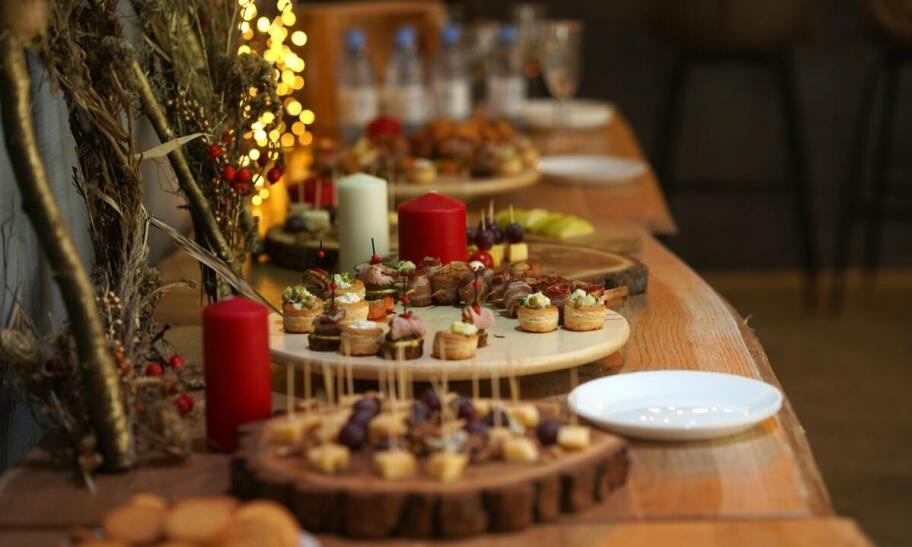 Jak kanapki finger food wspierają atmosferę warsztatów kulinarnych