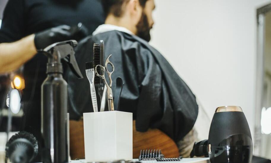 Zastosowanie wysokiej jakości kosmetyków podczas strzyżenia włosów