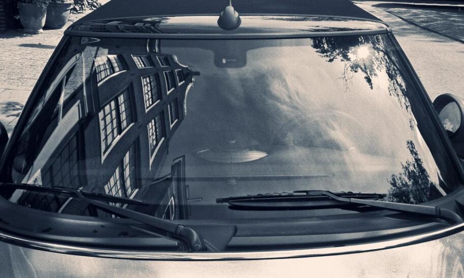 Szyby samochodowe - oryginalne czy zamienniki?