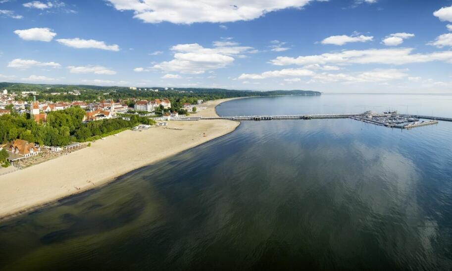 Podróż przez Trzęsacz: jakie atrakcje czekają na trasie wąskotorówki?