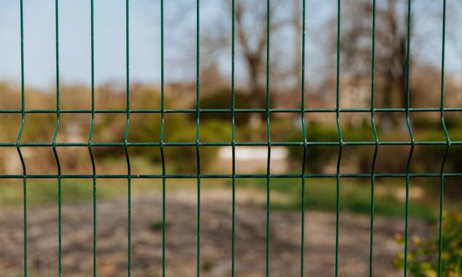 Wpływ siatki plecionej ogrodzeniowej grafitowej na wartość nieruchomości