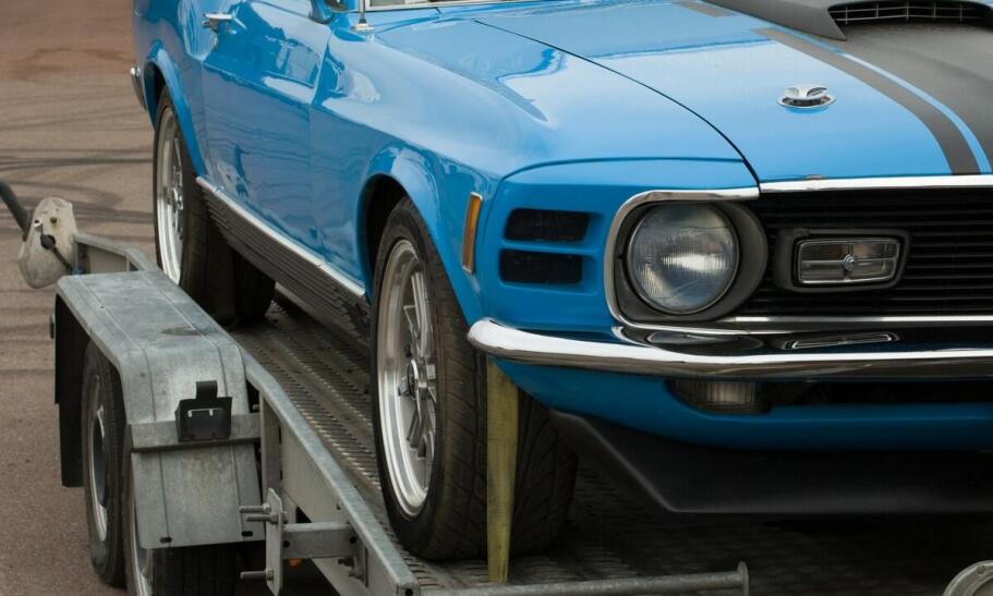 Zasady bezpiecznego przewozu aut lawetą – co warto wiedzieć?