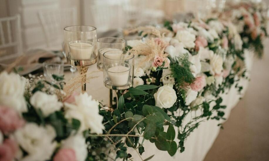 Jak dobrać tablice powitalne do tematyki wesela?