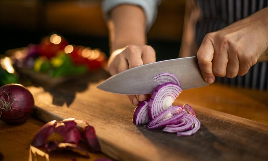 Jakie cechy wyróżniają ekskluzywne komplety noży kuchennych?