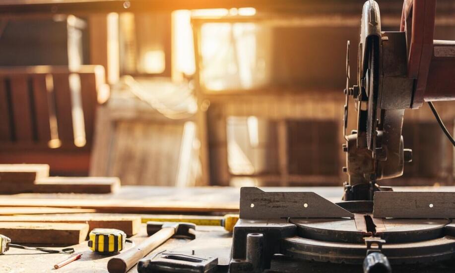 Korzyści z wynajmu przecinarek stołowych w precyzyjnych pracach wykończeniowych