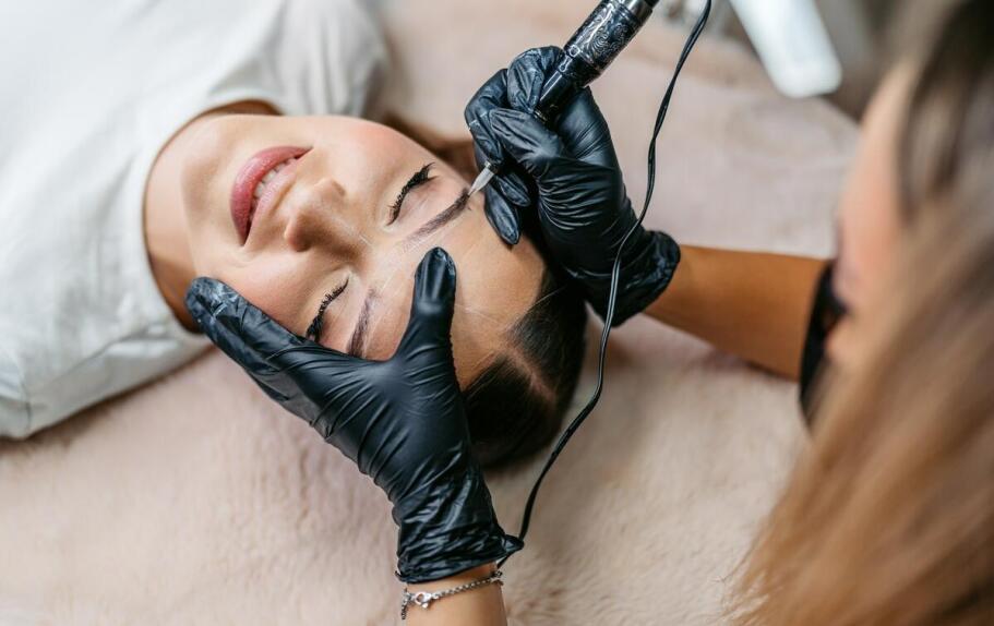 Jak zdobyć umiejętności w makijażu permanentnym brwi poprzez profesjonalne szkolenia?