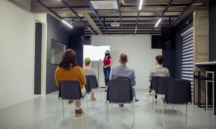 Szkolenia BHP pracowników w sektorze produkcyjnym – jakie są specyficzne potrzeby?