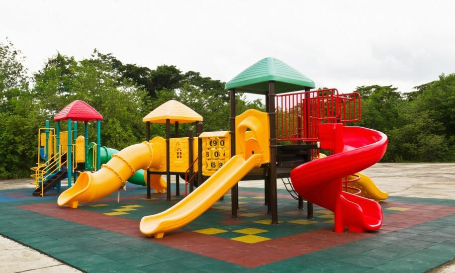 Jakie są zalety urządzeń sprawnościowych na osiedlowych placach zabaw?