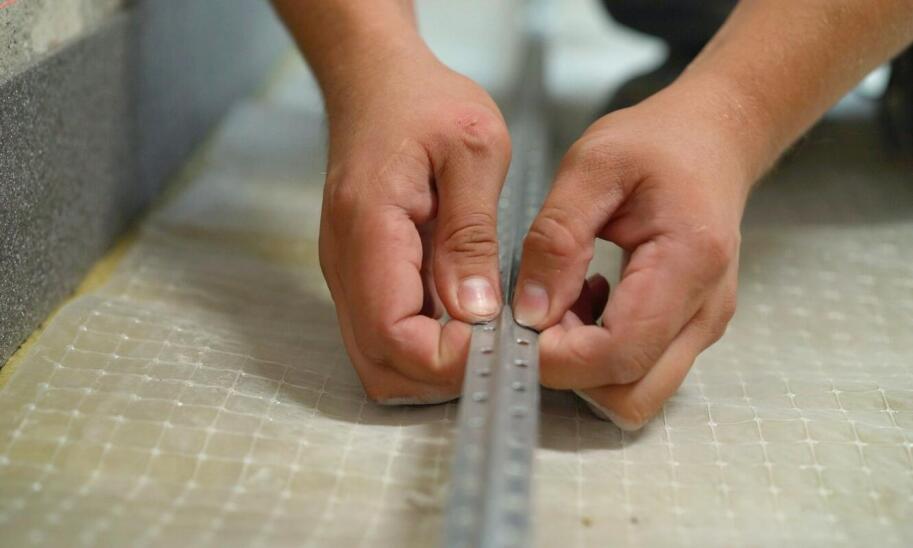 Moskitiery plisowane – co warto wiedzieć o procesie pomiaru i montażu?