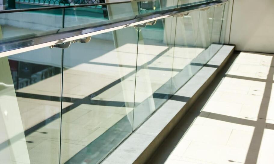 Jak wybrać odpowiednią wysokość balustrady balkonowej dla bezpieczeństwa?