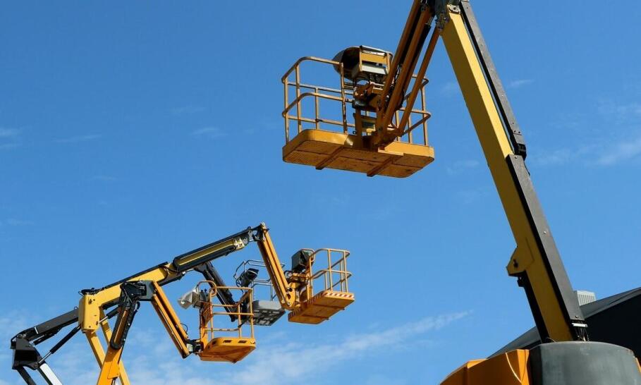 Wykorzystanie podnośnika koszowego w pracach dekarskich