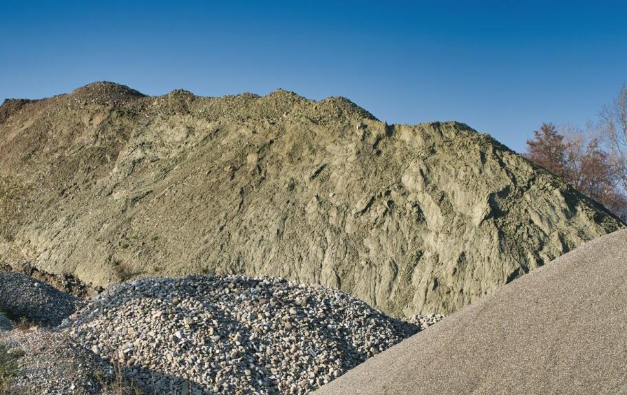 Jakie są kluczowe zalety stosowania pospółki w budownictwie przemysłowym?