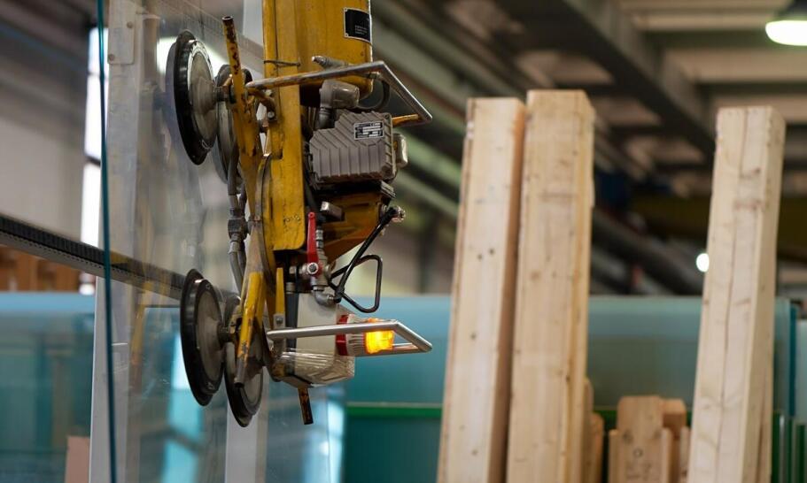 Jakie są zalety stosowania profesjonalnych przyssawek do szyb w zakładach szklarskich?