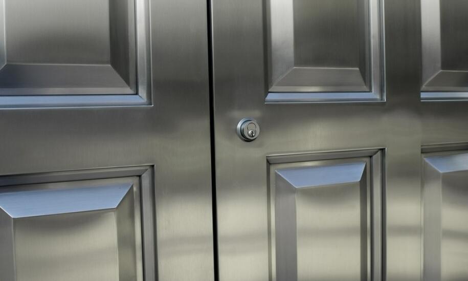 Drzwi antywłamaniowe – co warto o nich wiedzieć przed zakupem?