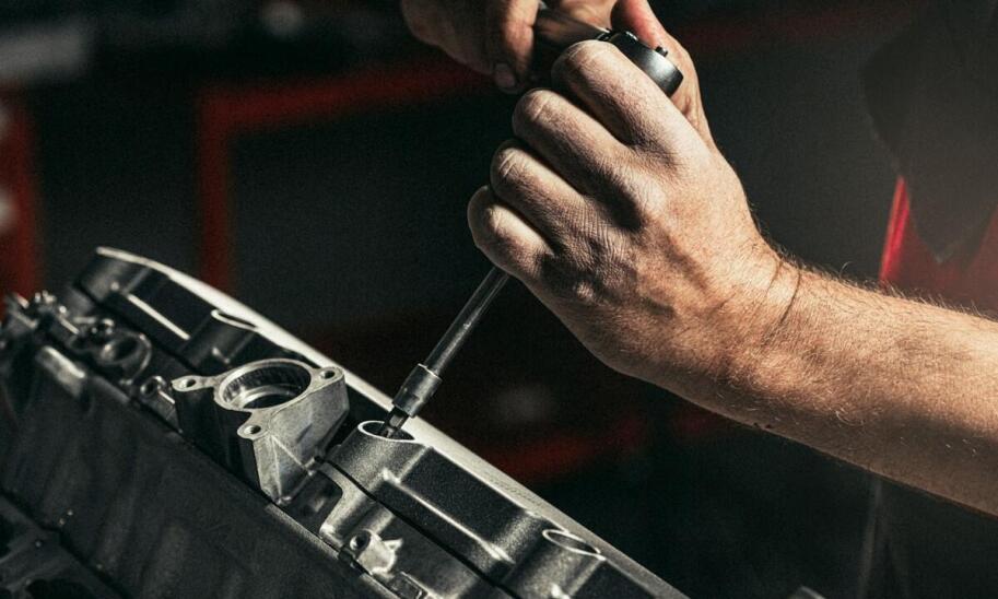 Jakie błędy można popełnić przy wymianie prowadnic zaworów?