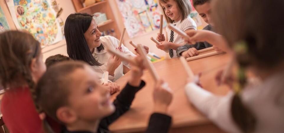 Jakie techniki gry na perkusji można poznać podczas warsztatów?