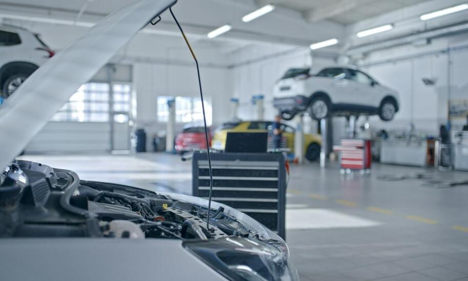 Jakie usługi oferuje serwis Mercedesa w zakresie diagnostyki powypadkowej?