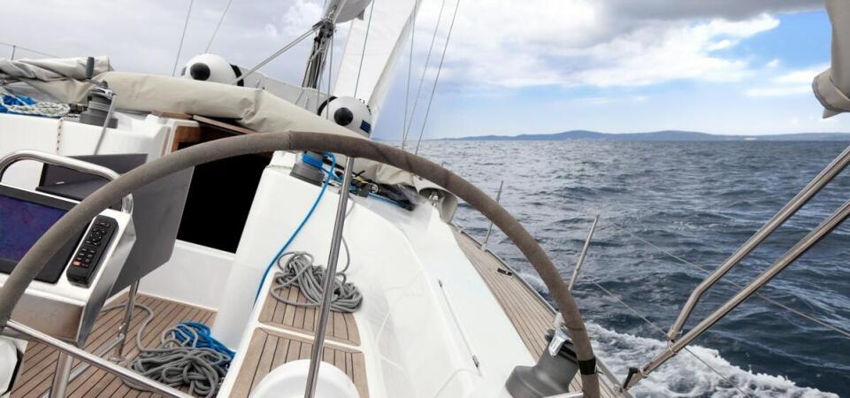 Jakie korzyści niesie zdobycie patentu jachtowego sternika morskiego?