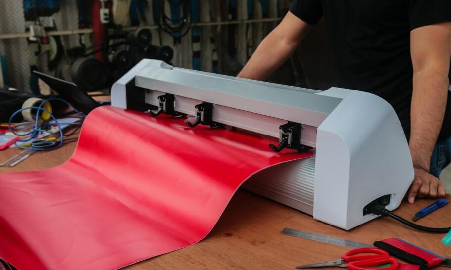 Jakie są koszty produkcji naklejek i od czego zależą?