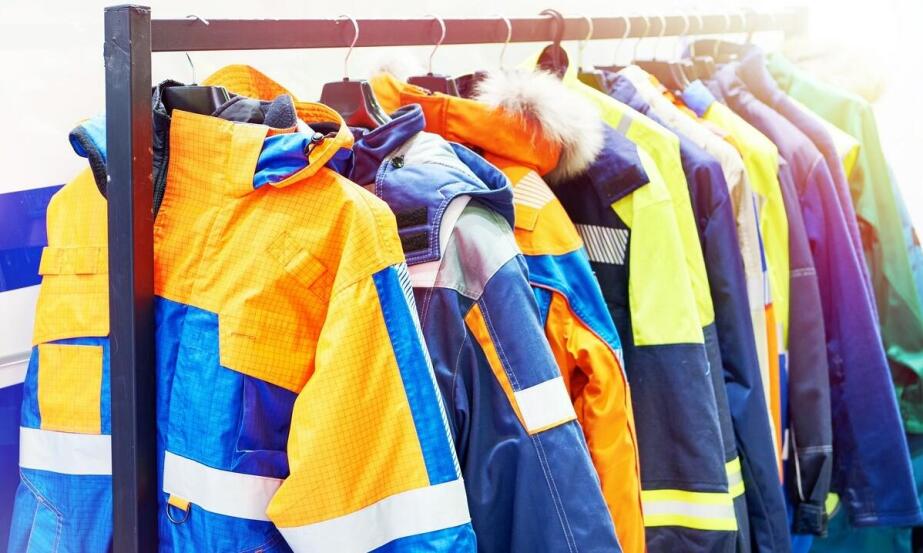 Kluczowe cechy kurtek jeansowych, które przyciągają klientów hurtowych