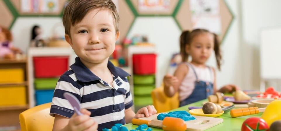 Wpływ zajęć tematycznych na rozwój poznawczy dzieci w przedszkolu