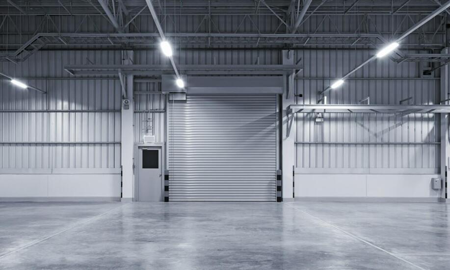 Rola bram przemysłowych w systemach z rampami przeładunkowymi