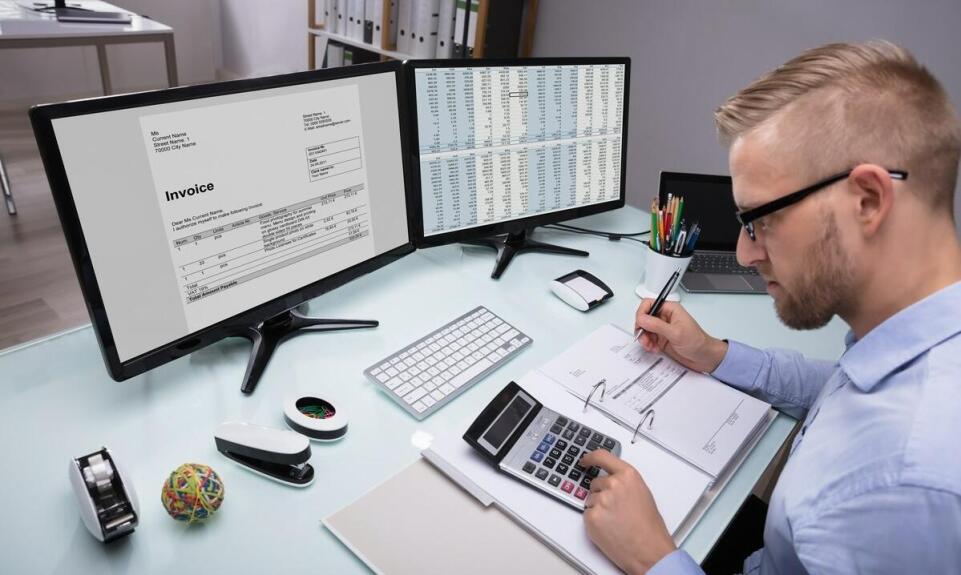 Dlaczego warto powierzyć księgowość firmową biuru podatkowemu?