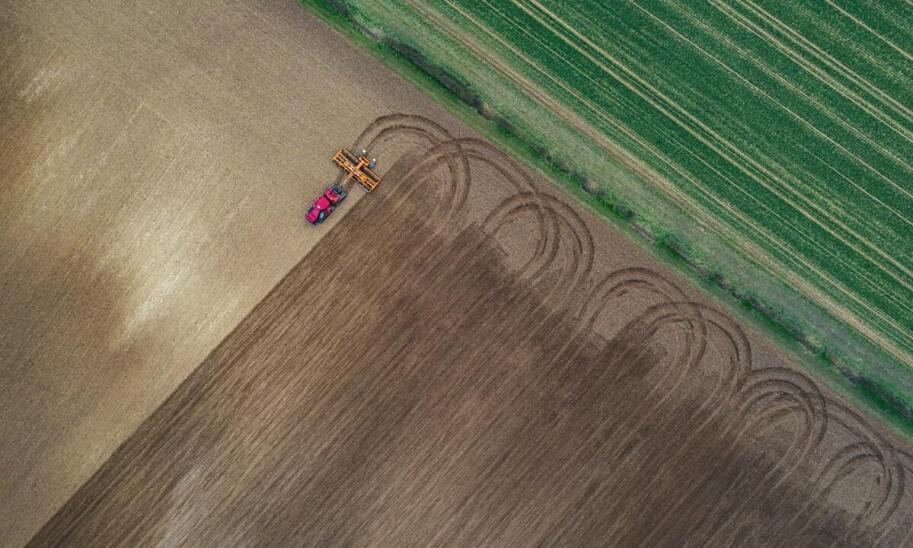 Jakie oszczędności paliwowe można osiągnąć dzięki nawigacji rolniczej?