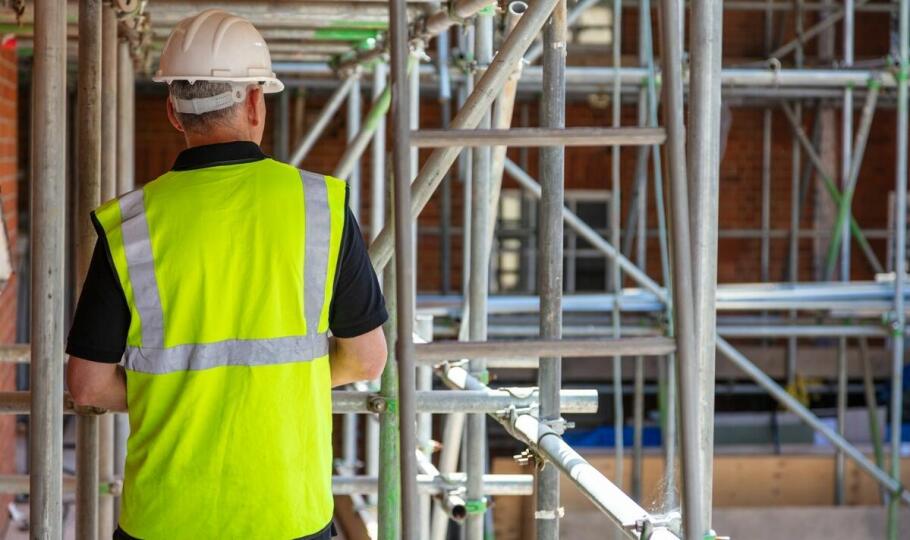Jakie są zalety korzystania z usług nadzorów budowlanych oferowanych przez biuro projektowe?
